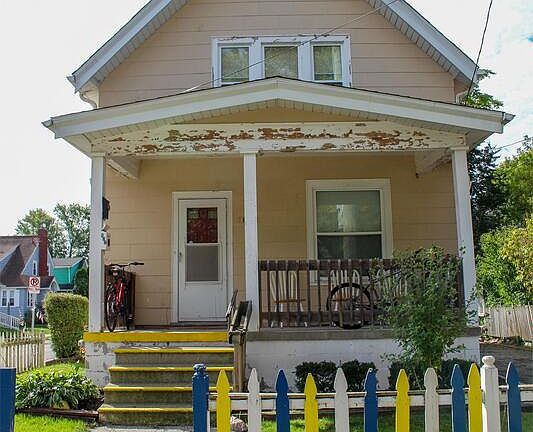 4th image of 822 Dewey Ave