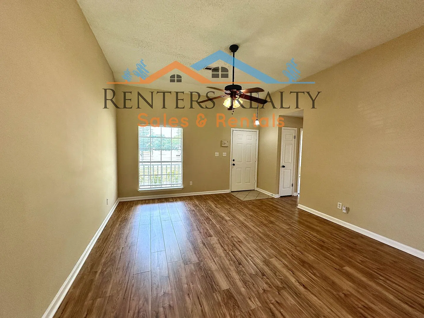 3 Bedroom House with Open Floor Plan & Privacy Fence — Photo 4