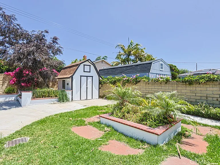 11851 Wisteria Ave — Photo 3