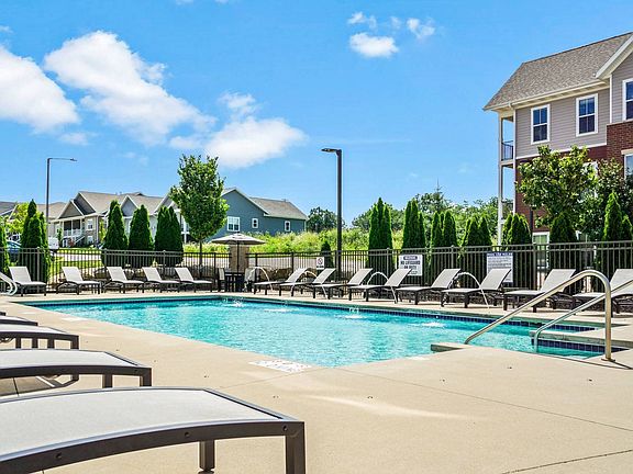 Elan Apartments Sparkling Outdoor Pool