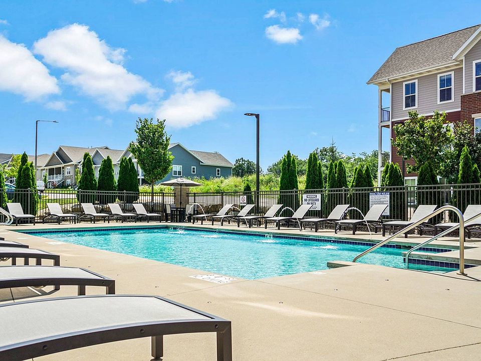 Elan Apartments Sparkling Outdoor Pool