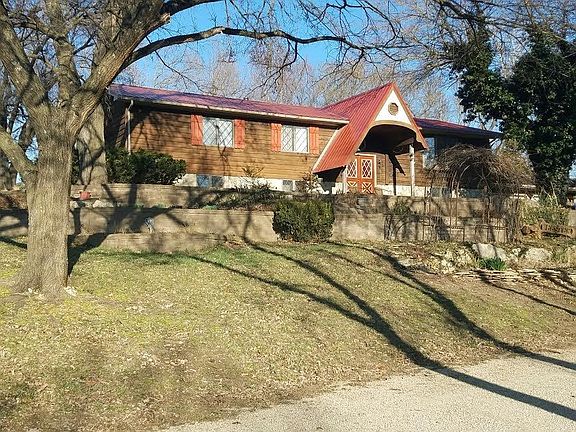 2nd image of 305 N Jefferson St