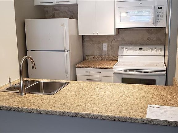 5th image of 134 W Washington Ave APT 2