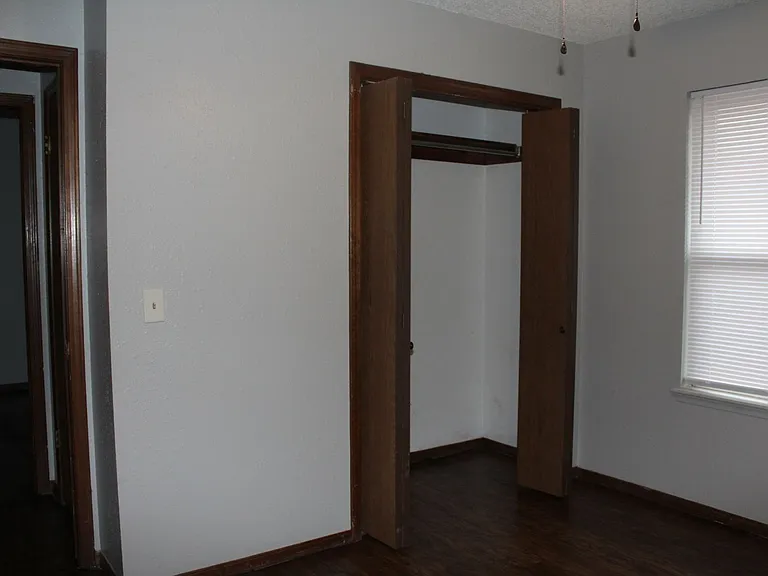 4033 Locust Dr — Photo 8
