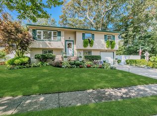 2 Wentworth Dr, Dix Hills, NY 11746