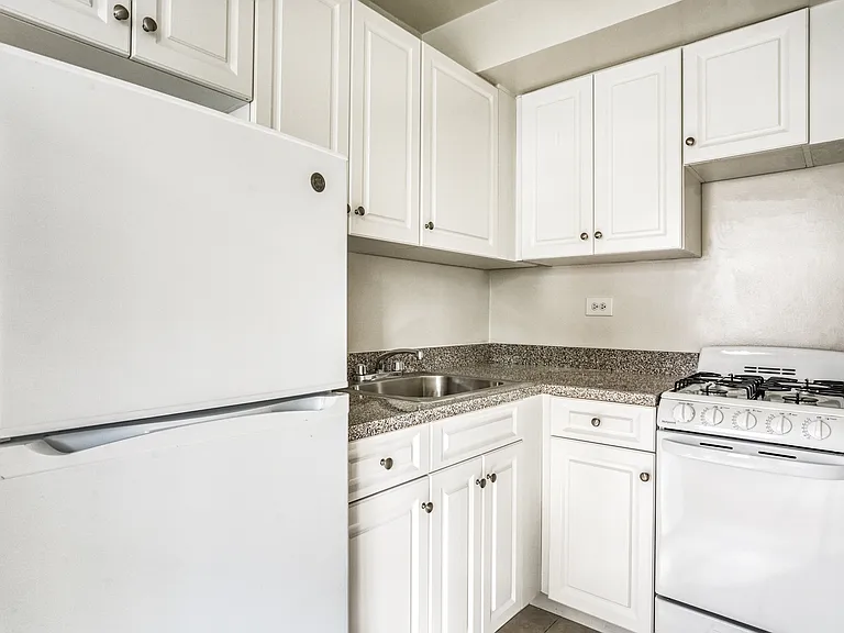250 E 39th St #2G — Photo 5