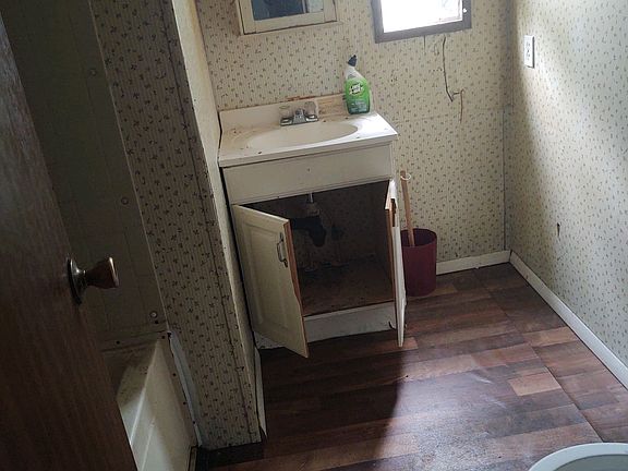 3rd image of 1665 Ford Ln