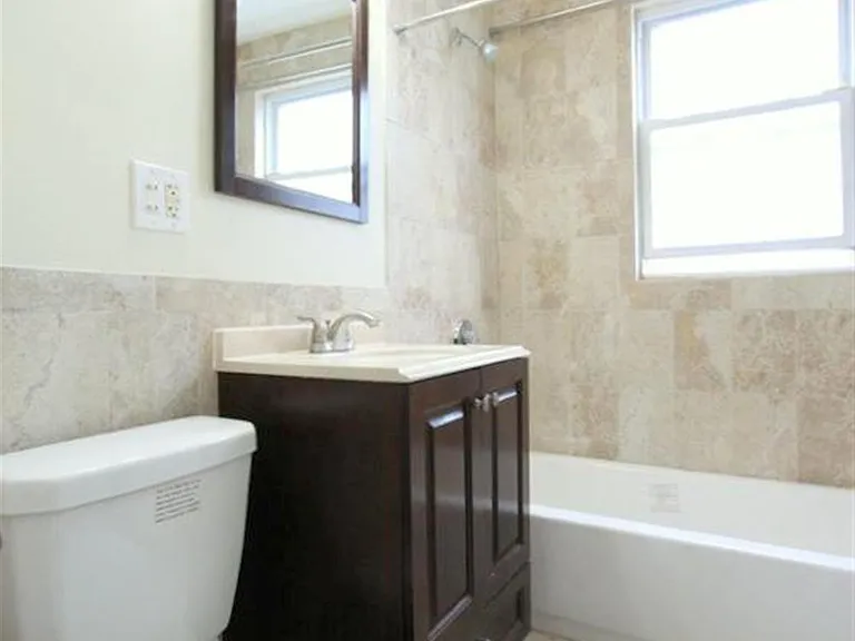 121 Yale St — Photo 7