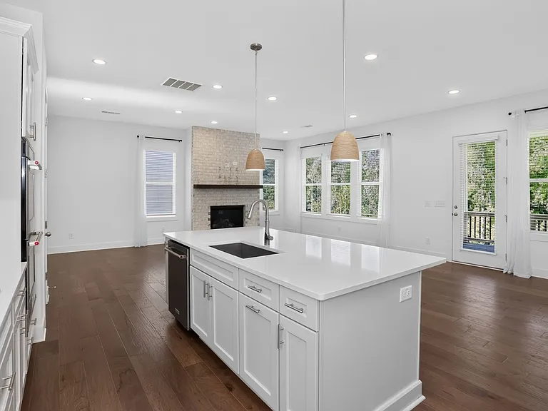 1241 Westshore Dr — Photo 5