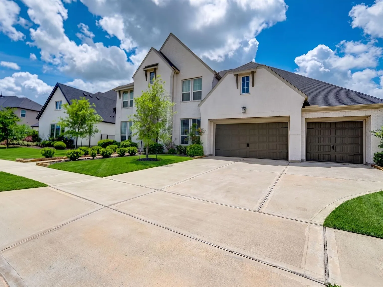 5 bed, 4.5 bath, 4931 sqft, $5,500 — Photo 3
