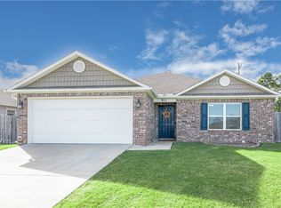 911 Belhaven Rd, Centerton, AR 72719