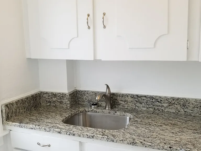  212 Burnside Ave Basem 2Bed/1Ba PetOK Laundry +Storage — Photo 17