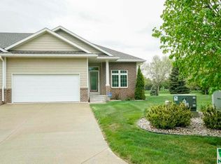 122 Brookline Trl, Dakota Dunes, SD 57049