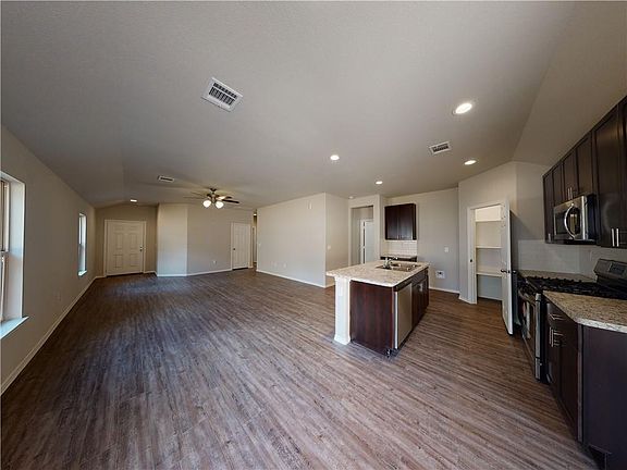 5th image of 524 SE Laurel Dr