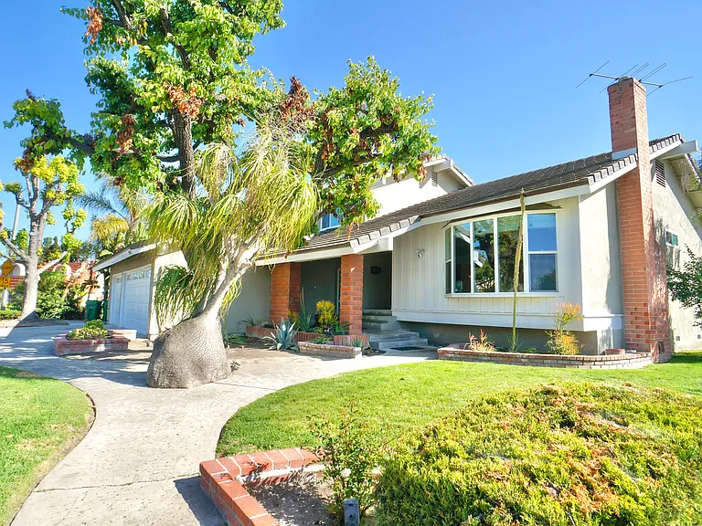 15341 Vermont St — Photo 2
