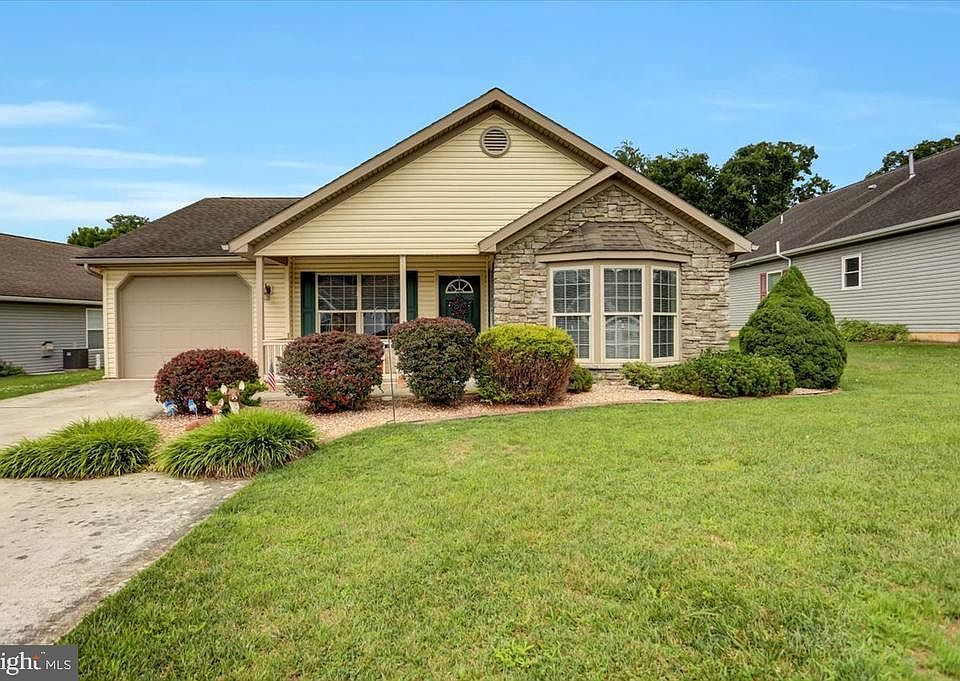 1st image of 84 Lantern Ln