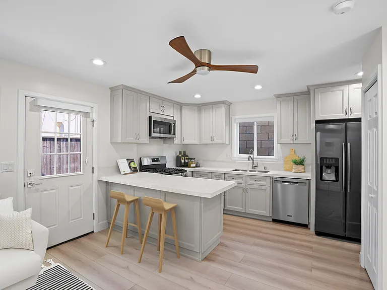 183A Roycroft Ave — Photo 1