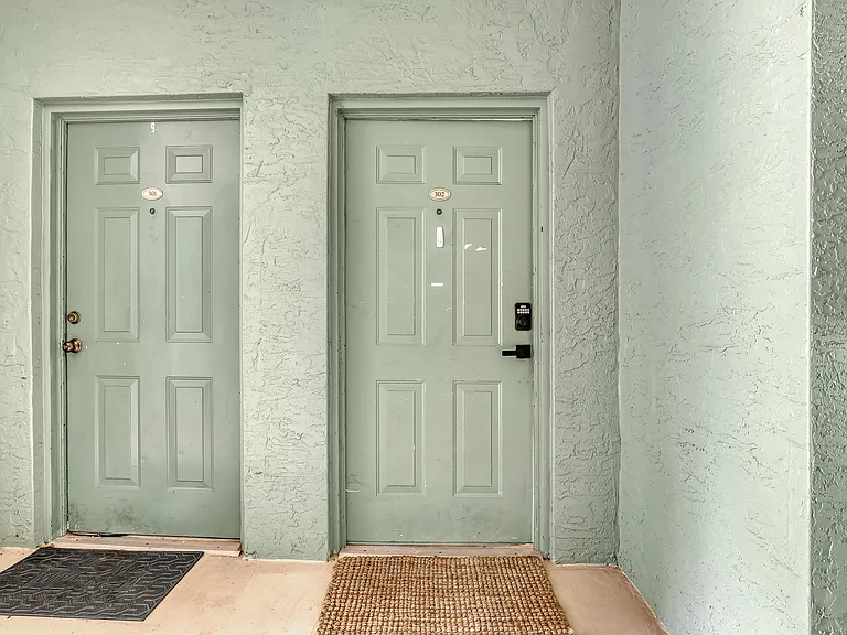 340 Crestwood Cir #302 — Photo 3