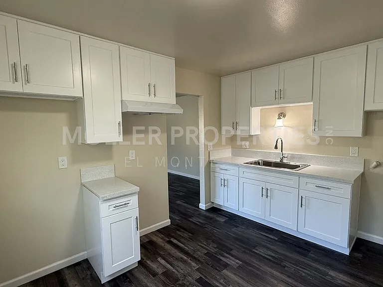 Cedar 4134-4138 — Photo 3