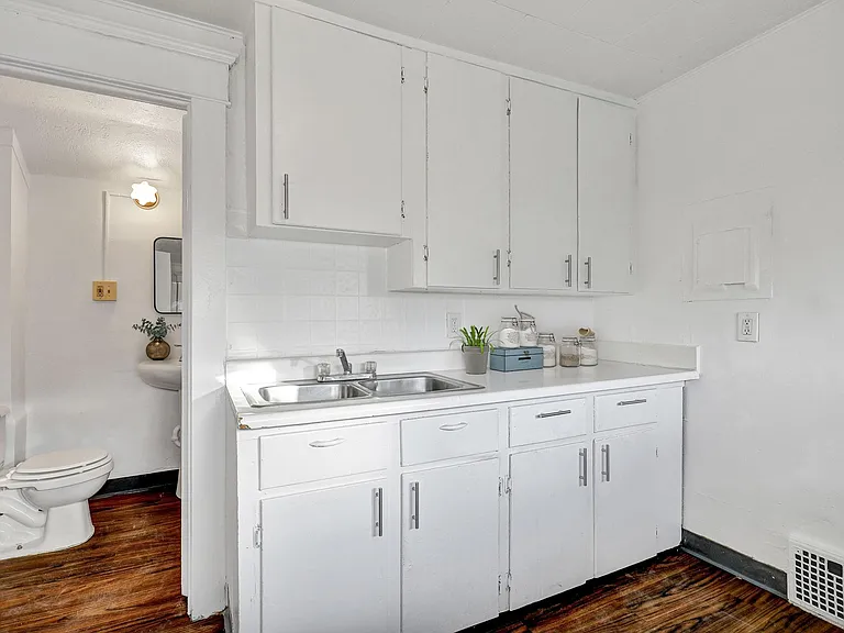 416 W Saginaw St #1/2 — Photo 7