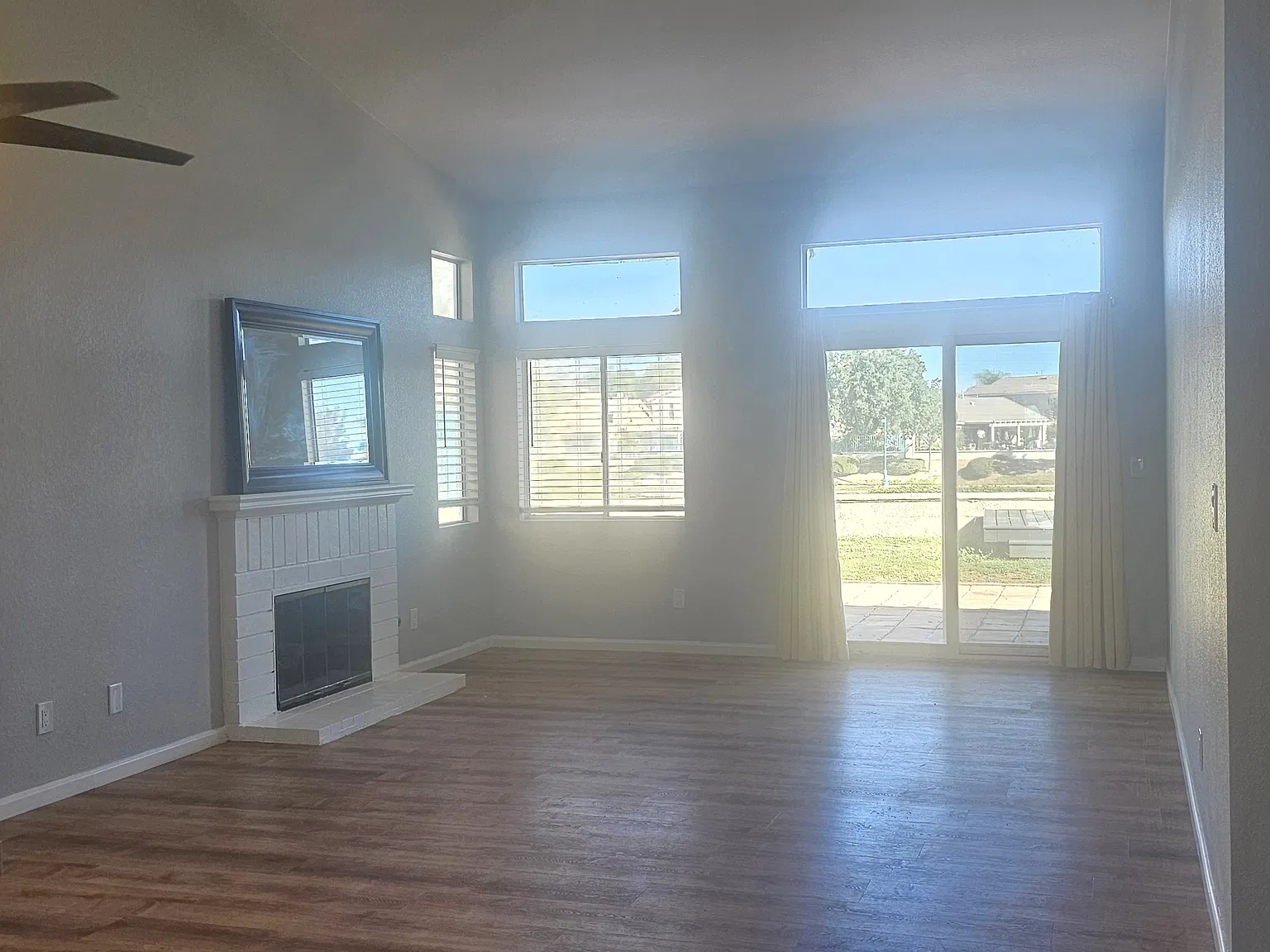 3 bed, 1275 sqft, $3,395 — Photo 2