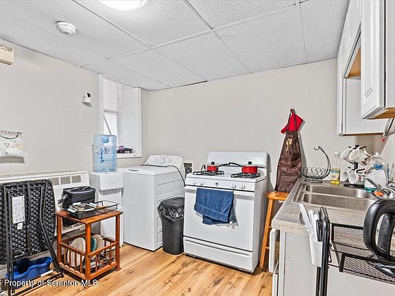 5th image of 212 E Elm St