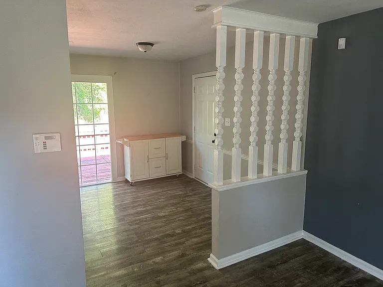 5051 Hampshire Dr — Photo 3