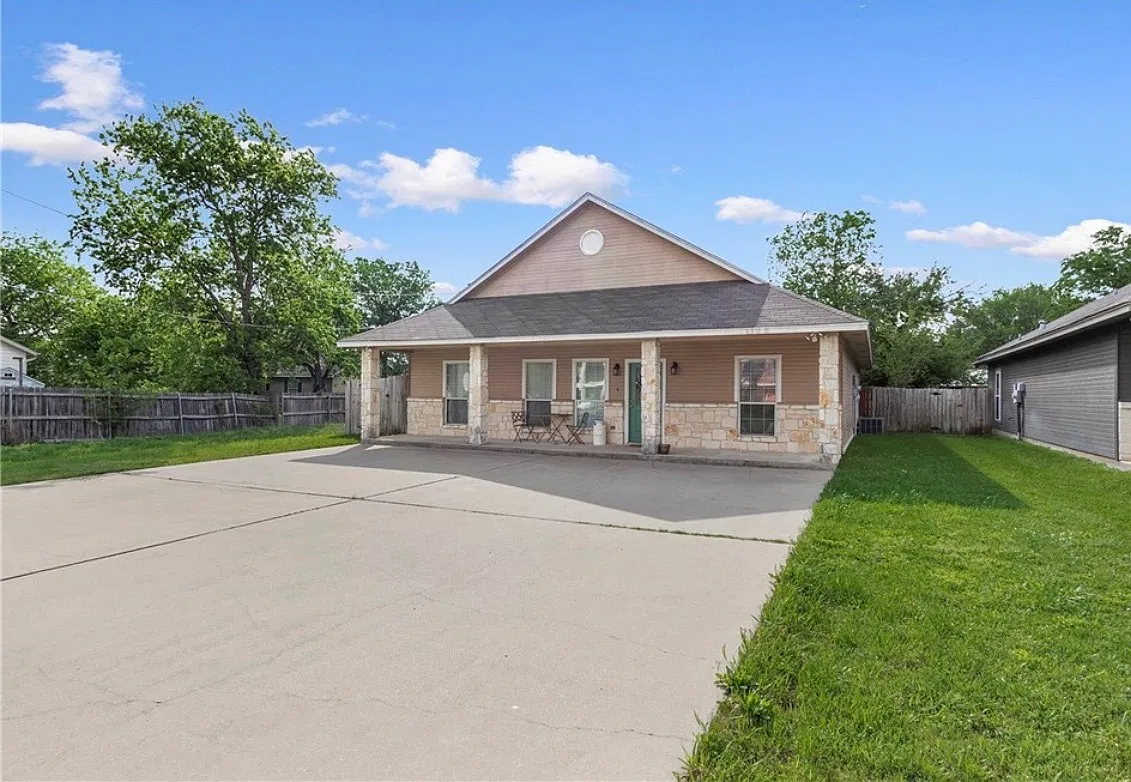 4 bed, 1920 sqft, $2,840 — Photo 2