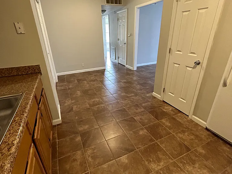 Oakcrest Apartments — Photo 3