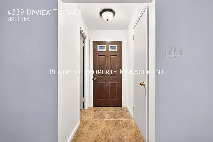Beautifully Renovated 3-Bedroom Home with Garage & Private Yard — Photo 4