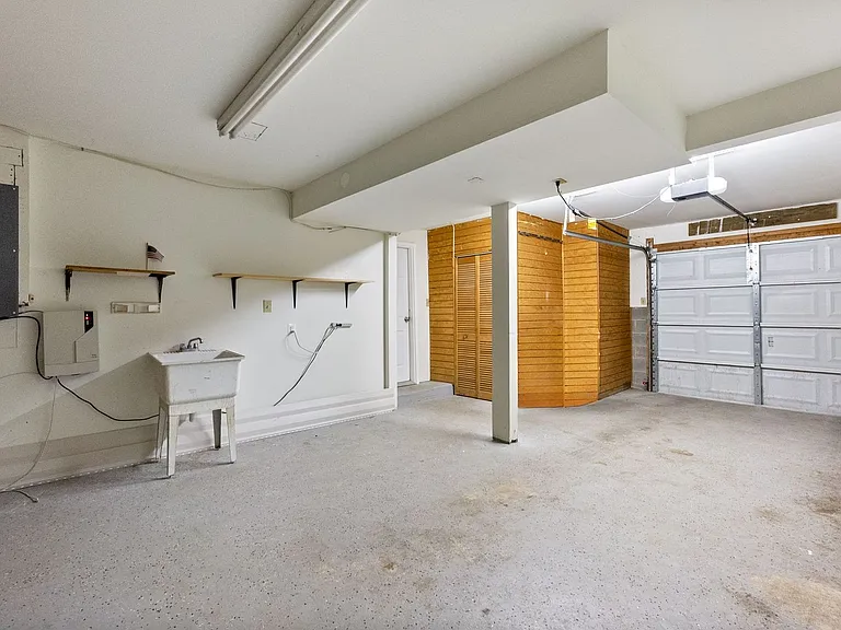 8454 Rippled Creek Ct — Photo 17