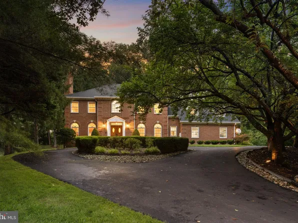 1172 Robindale Dr, Great Falls, VA 22066