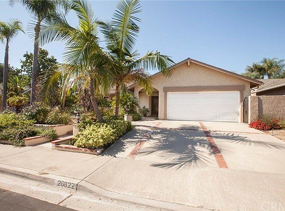 Professionally landscaped - Beautiful curb appeal