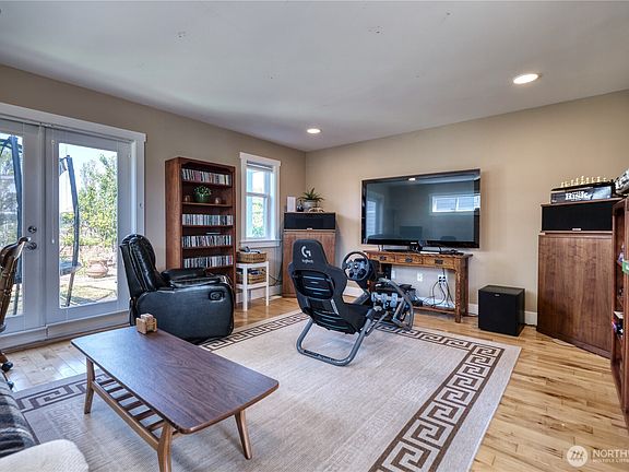 4th image of 1588 Edwards Drive