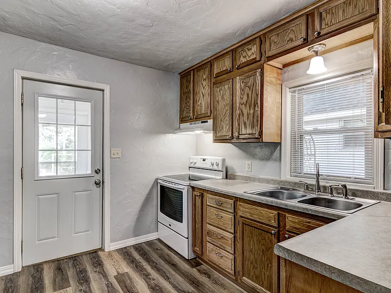 616 Davis Ave — Photo 4