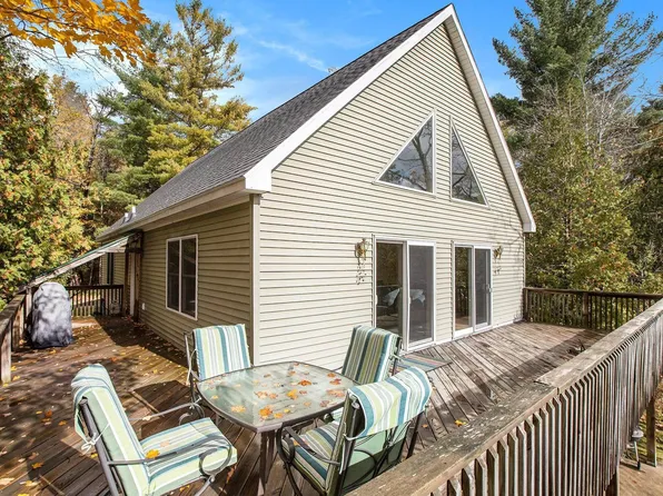 11241 Somers Ln, Honor, MI 49640