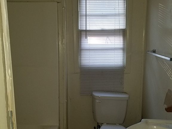 4th image of 353 Chatelaine Ave