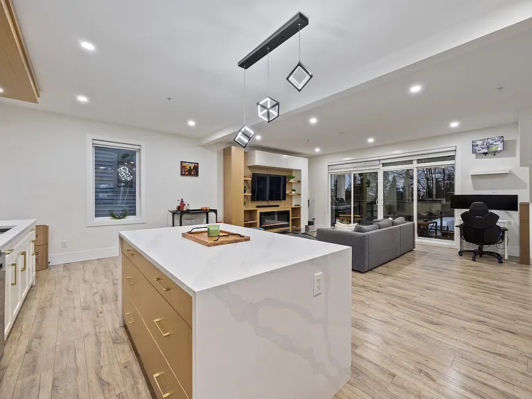 10500 McVeety St #UPPER — Photo 2