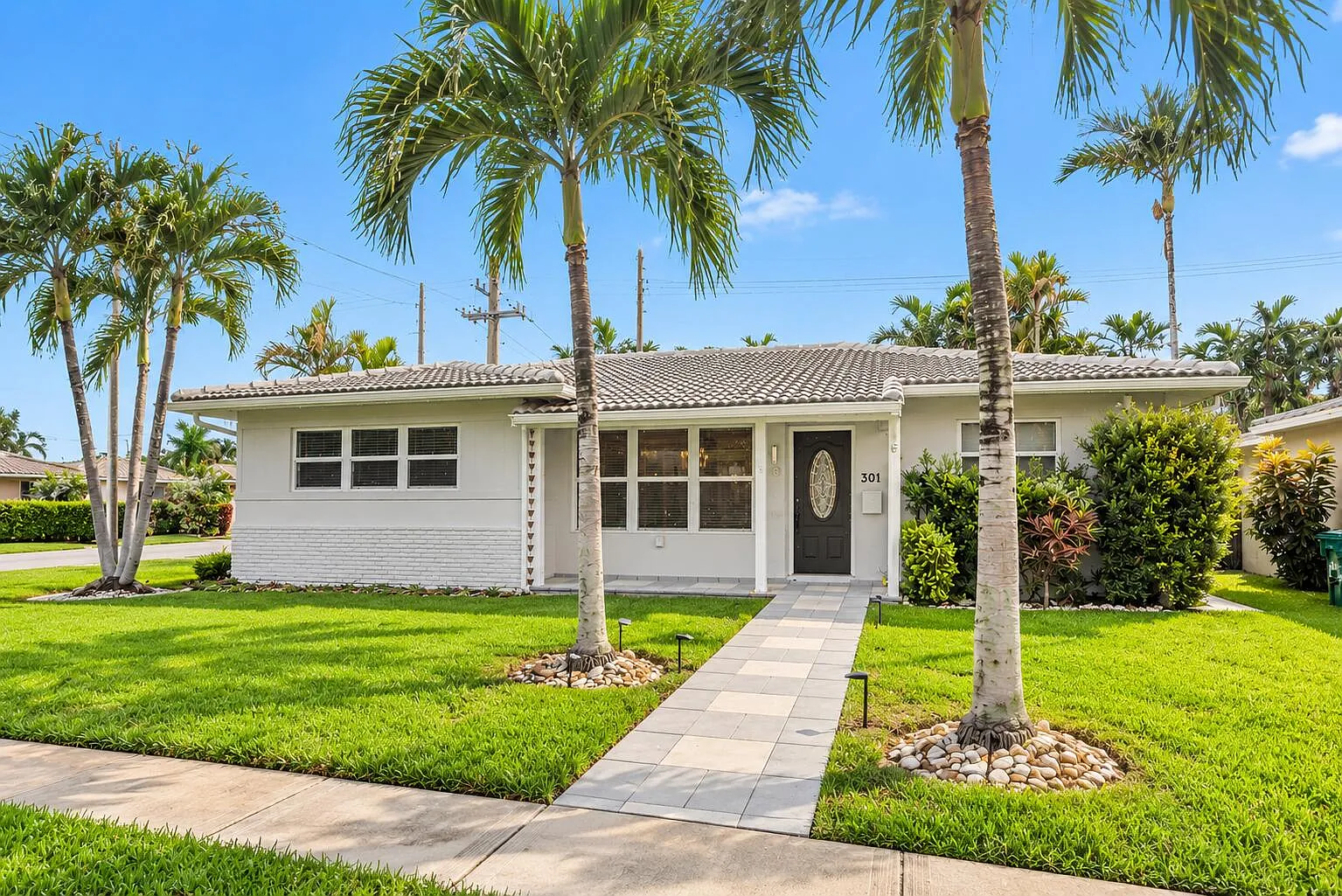 3 bed, 2.0 bath, 1327 sqft, $4,200 — Photo 1