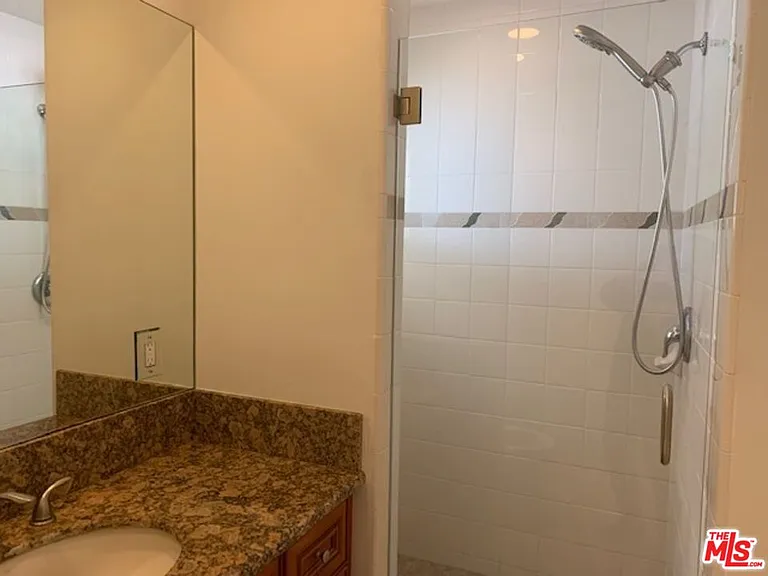 1305 W 37th Pl — Photo 7