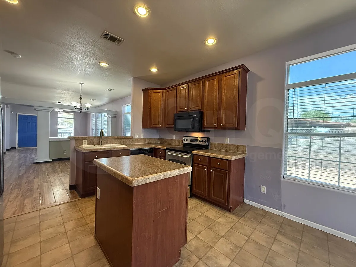 3 bed, 2.0 bath, 1792 sqft, $1,799 — Photo 3