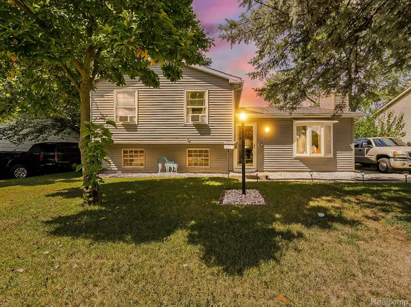 15816 Woodmont St, Romulus, MI 48174