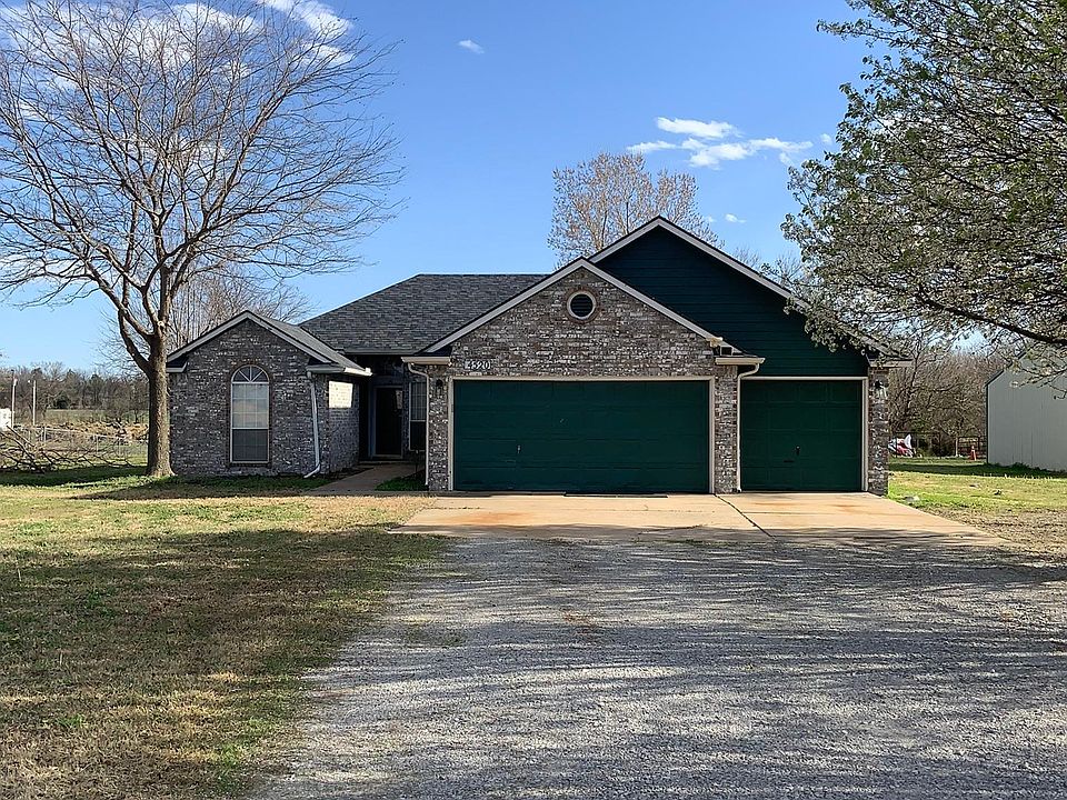 Front of house. Long driveway, lots of parking space.