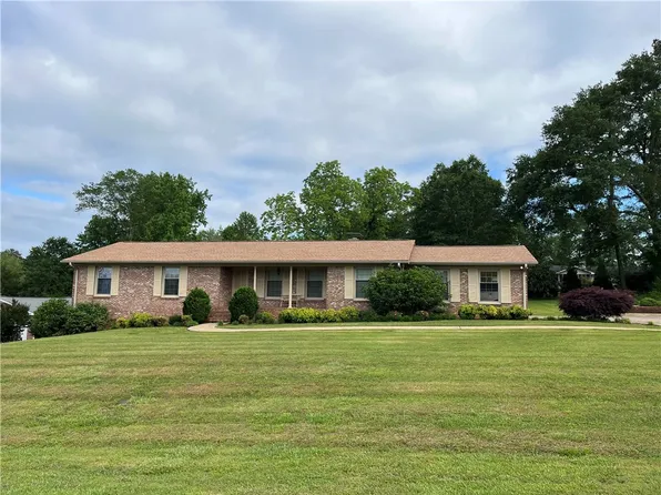 408 E Crescent Dr, Seneca, SC 29678