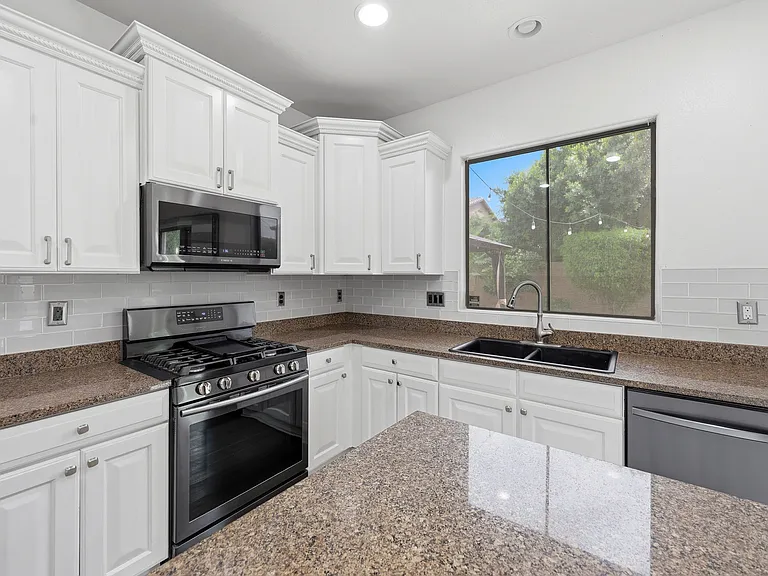 12175 W Chase Ln — Photo 8
