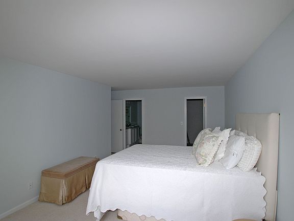 5th image of 140 Franklin Pl E APT 211