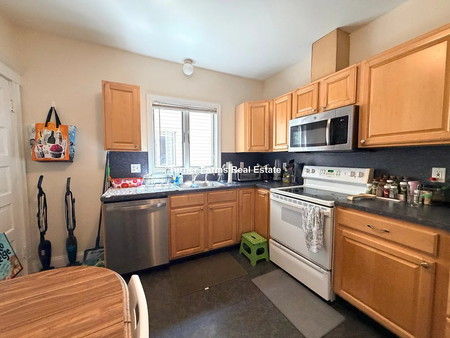 4 bed, 9999 sqft, $4,500 — Photo 3