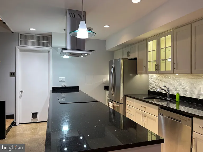 457 N St SW — Photo 15