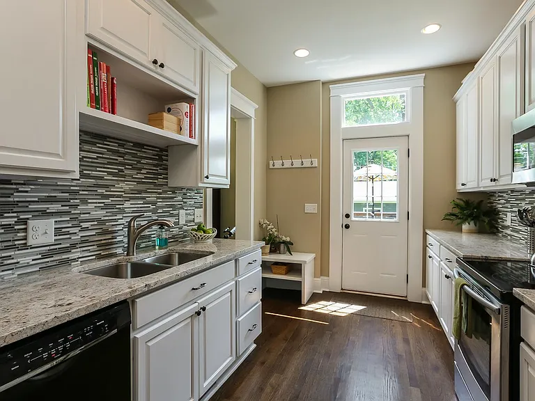 890 Goodrich Ave — Photo 8
