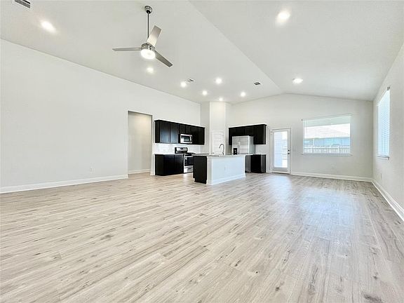 5th image of 17301 Bassano Ave